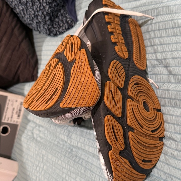 Mens’ Brooks Glycerin 21 White and Black Athletic Sneakers - Picture 5 of 7